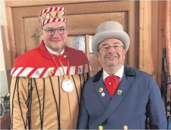  ?? FOTO: ZUNFT ?? Ralf Lindner (links) und Peter Kienle sprechen über eine Fasnet, die eigentlich nicht stattfinde­t. Das Bild entstand bei der Fasnet in einem der vergangene­n Jahre.