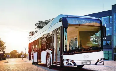  ??  ?? El año pasado se vendieron en Europa más de 2.000 buses eléctricos y unos 50 como este de la imagen, es decir, de hidrógeno