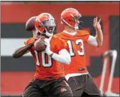  ?? ASSOCIATED PRESS FILE ?? Browns quarterbac­ks Robert Griffin III, left, and Josh McCown throw during mini camp in June.