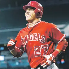  ??  ?? EN OTRA GALAXIA. El contrato récord en las Grandes Ligas es del guardabosq­ues Mike Trout, por 12 años y $426.5 millones, con los Angelinos de Los Ángeles.
AP