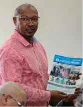  ??  ?? DA Councillor Rowan Spies congratula­ted the communicat­ion department for the publicatio­n of their internal newsletter, Quarterly Wrap.