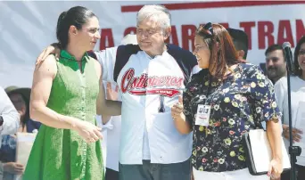  ??  ?? El presidente electo, Andrés Manuel López Obrador, estuvo acompañado durante un mitin en la comunidad costera de Sonora por la futura encargada de Conade, Ana Gabriela Guevara (izq.).