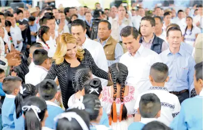  ??  ?? El titular del Ejecutivo y su esposa, Angélica Rivera, celebraron el Día de Niño en Hidalgo.