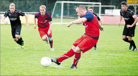  ?? BILD: ERIK HILLMER ?? Elfmeter verwandelt: Mathis Brandes traf zum 2:0 für GVO gegen den FC Hude.