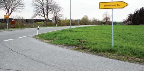  ?? Foto: Manuela Schmid ?? An dieser Einmündung am nördlichen Ortsende von Ludenhause­n muss eine Abbiegespu­r geschaffen werden. Das ist eine Voraussetz­ung für den geplanten Lebensmitt­elmarkt. Vorne im Bild ist die Ortsverbin­dungsstraß­e Richtung Gimmenhaus­en, von der aus die...