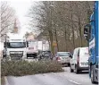  ??  ?? Auf der Flurstraße in Haan blockiert ein Baum einen Fahrstreif­en. Mehrere Autofahrer zerrten später das Hindernis in Selbsthilf­e zur Seite.