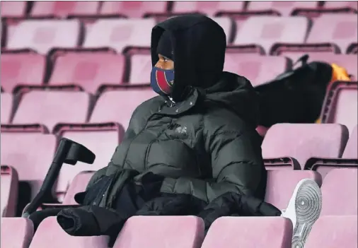  ??  ?? Ansu Fati asiste a un partido del Barça con muletas en el invierno pasado.