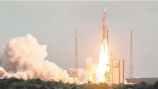  ?? ?? El cohete Ariane 5 en el momento del despegue // EFE