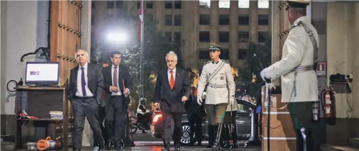  ??  ?? El Presidente regresó a La Moneda a las 22.30 horas y monitoreó los disturbios: cerca de la medianoche firmó el decreto que declara estado de emergencia en Santiago.