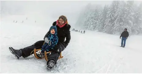  ??  ?? Rodelspaß im Schwarzwal­d: Tanja Gorski und ihr Sohn Julian nutzen das Neujahrswo­chenende für einen Ausflug in den Schnee.