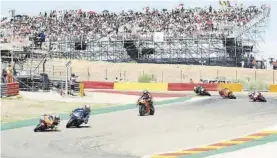  ??  ?? Un instante de la carrera de Moto2 disputada ayer en Alcañiz.