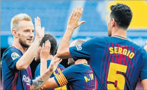  ??  ?? IMPRESCIND­IBLES. Rakitic y Busquets, claves en el centro del campo del Barça.