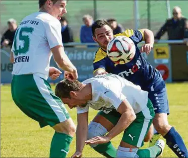  ??  ?? Gregor Reinhold (rechts) und die Leinestädt­er mussten sich auf dem Teistunger Sportgelän­de Am Klosterhol­z knapp gegen Wacker geschlagen geben. Foto: Eckhard Jüngel