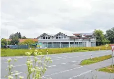  ?? FOTO: PETER MITTERMEIE­R ?? Im früheren Autohaus Schneider in Biesenberg wollte Alexander Eisenmann-Mittenzwei ein Bio-Schlachtha­us errichten. Das Gelände liegt mitten zwischen Meckatz und Opfenbach.