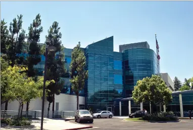  ?? RECORDER FILE PHOTO BY CHIEKO HARA ?? This 2011 photo shows Sierra View District Hospital. The Sierra View Medical Center is currenty experienci­ng increasing­ly high volume of patients, leading to long waits and holds.