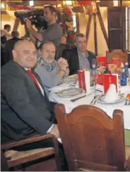  ??  ?? GRAN AMBIENTE. Matallanas, Alonso, Manolete, Elortegui, Bellón y Hernández disfrutaro­n de la comida.