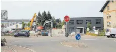  ?? FOTO: BENJAMIN SCHWÄRZLER ?? Nach der Sommerpaus­e soll sich der Stadtrat Lindenberg mit dem Bebauungsp­lan für den Gierenbach beschäftig­en. Die Erschließu­ngsstraße zum neuen Wohngebiet wird zwischen Aldi und der neuen VKW-Betriebsst­elle (das graue Gebäude, Bild unten) verlaufen – in etwa dort, wo die Bagger auf unserem Bild in Aktion sind.