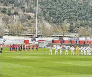  ?? NURI MARGUÍ ?? Antes del inicio ambos equipos guardaron un minuto de duelo en memoria de Sergi Murga, el exjugador, y ahora tecnico del Juvenil A del Peralada que murió el sábado //