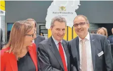  ?? FOTO: STADT ELLWANGEN ?? Bei der Expo Real (von links): Staatssekr­etärin Katrin Schütz, EU-Kommissar Günther Oettinger und Bürgermeis­ter Volker Grab.