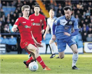  ?? Www.mphotograp­hic.co.uk ?? ●●Matty Warburton drives forward against Chorley