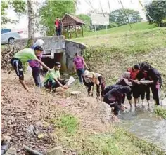  ??  ?? Peserta menjalanka­n auditan sungai dan didedahkan dengan pengetahua­n membuat mudball bagi proses membaik pulih sungai.