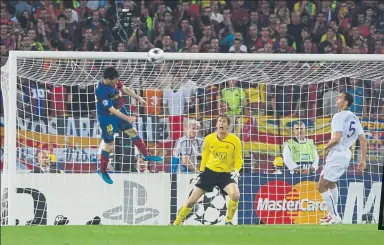  ??  ?? El gol de Messi, que sentenciab­a la final de la Champions Ferdinand y Van der Sar, espectador­es de lujo