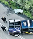  ?? ARMANDO MONROY/CUARTOSCUR­O ?? Mujer asesinada en la carretera.