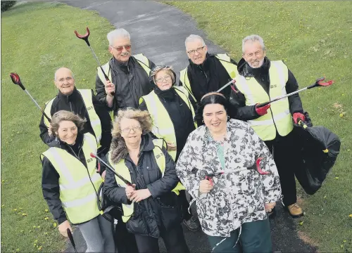  ?? PICTURE: SCOTT MERRYLEES ?? GETTING PICKY: Members of Pinders’ Heath Residents’ Associatio­n litter collectors with Coun Ros Lund and Coun Olivia Rowley. (SM1008/36b)