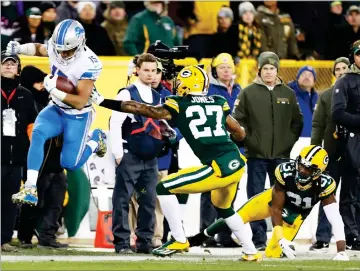  ?? AP PHOTO BY MATT LUDTKE ?? Detroit Lions' Golden Tate gets past Green Bay Packers' Josh Jones and Davon House during the second half of an NFL football game Monday in Green Bay, Wis.