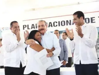  ??  ?? El presidente Danilo Medina entregó certificad­os de títulos en tres asentamien­tos.