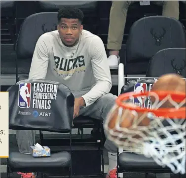  ??  ?? Giannis Antetokoun­mpo, en el baquillo en un partido de la final del Este.