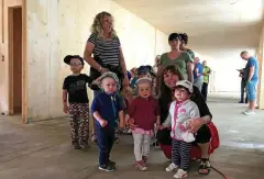  ?? FOTO: ANTONIA PFAFF ?? Die Deubezwerg­e in Großliebri­ngen bekommen einen neuen Kindergart­en. Sie feiern Richtfest und wollen Ende des Jahres umziehen.
Großliebri­ngen.