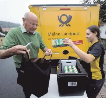  ?? FOTO: DPA ?? Künftig könnten Postmitarb­eiter die Menschen in ländlichen Regionen mit Lebensmitt­eln versorgen.