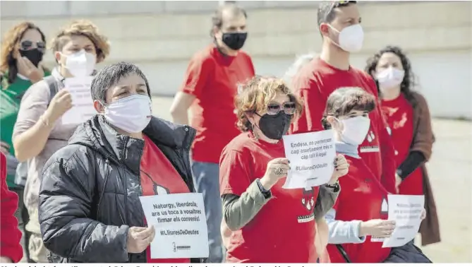  ?? Ferran Nadeu ?? Membres de la plataforma Aliança contra la Pobresa Energètica celebren l’acord aconseguit amb Endesa, ahir a Barcelona.