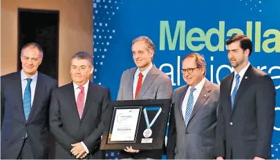  ??  ?? El empresario recibió la Medalla Egade al Liderazgo Global de Negocios.