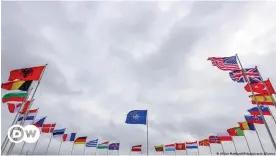  ?? ?? Banderas de los países de la OTAN frente a la sede en Bruselas.