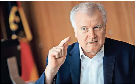  ??  ?? Horst Seehofer (CSU), Bundesmini­ster für Inneres, Heimat und Bau, in seinem Büro im Ministeriu­m.