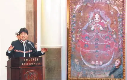  ?? EFE ?? Gesto. El presidente Evo Morales, ayer, celebra la devolución de cuadros robados de un templo de Potosí.