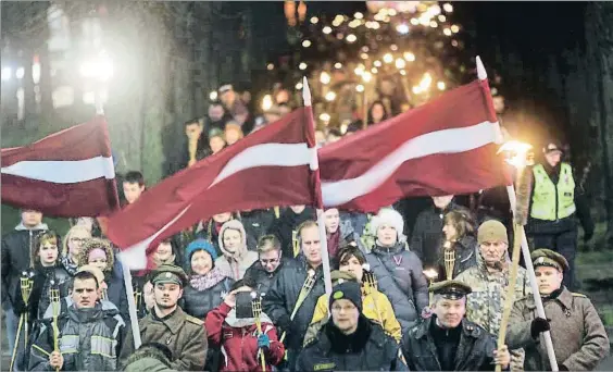  ?? TOMS KALNINS / EFE ?? Monolingüe­s.
Los letones (en la imagen, un acto patriótico el sábado en Riga) quieren expulsar la lengua
rusa de la enseñanza