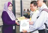  ?? ZULFADHLI ZAKI/ THESUN ?? Sharul Aman (second right) handing over the proposals to the government advisory council at Ilham Tower yesterday.