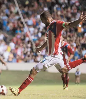  ??  ?? Ramos lleva un gol en la etapa semifinal y busca cuarta final con el equipo Isidro Metapán en la primera división de El Salvador.