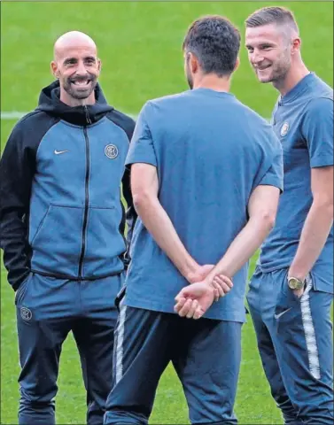  ??  ?? CAMP NOU. El español Borja Valero y Skriniar conversan sobre el césped del estadio azulgrana.