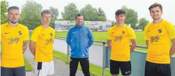  ?? FOTO: AW ?? Zum Vorbereitu­ngsstart des Fußball-Verbandsli­gisten SSV Ehingen-Süd hieß Trainer Michael Bochtler (Mitte) auch die Zugänge (v. l.) Maurizio Scioscia, Hannes Walter, Janis Peter und Timm Bayer willkommen.