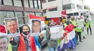  ??  ?? Manifestac­ión de Coordinado­ra de Abogados y Somos Anticorrup­ción Paraguay, para pedir al Jurado de Enjuiciami­ento de Magistrado­s el fin de los blanqueos.