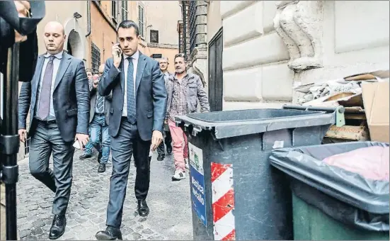  ?? GIUSEPPE LAMI / EFE ?? El líder del Movimiento 5 Estrellas, Luigi Di Maio, abandona la Cámara Baja del Parlamento en Roma tras reunirse con Matteo Salvini