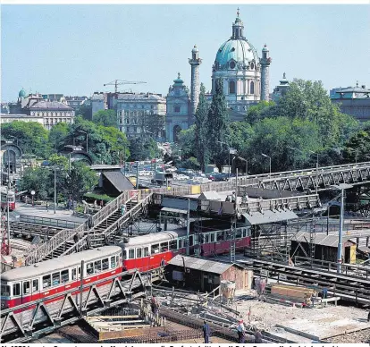  ??  ?? Ab 1970 konnten Passanten von der Marek-Loge aus die Baufortsch­ritte des U-Bahn-Baus am Karlsplatz beobachten