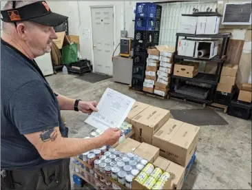  ?? PHOTOS BY JAKE HUTCHISON — ENTERPRISE-RECORD ?? Outreach Coordinato­r Tim Miller explains the process of providing food to local pantries Monday, in Oroville.