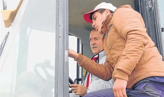  ?? (CASA DE GOBIERNO) ?? Obras. El gobernador Schiaretti supervisó ayer los trabajos en la ruta 19. Dijo que están los fondos para el tramo Córdoba-Río Primero.