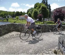  ??  ?? Destinées aux touristes ou aux amateurs, les véloroutes offrent l’avantage du balisage sur des trajets plus sûrs.