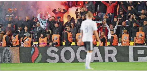  ?? FOTO: IMAGO ?? Das Sportliche rückte beim Länderspie­l in Tschechien in den Hintergrun­d. Zuschauer aus Deutschlan­d sorgten mit „Sieg Heil“-Rufen für einen Eklat.